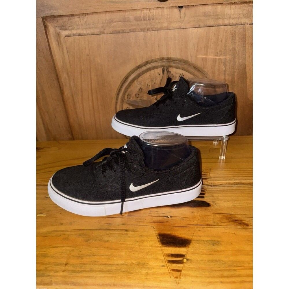 Nike SB 729825-001  SZ 5Y Women 6.5 Clutch Canvas Skateboard Black White Sneaker - Picture 2 of 7